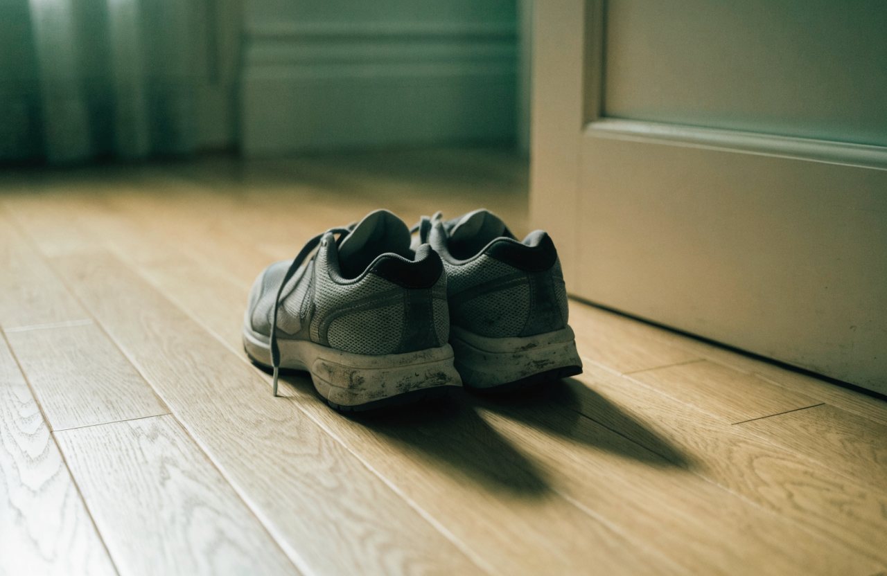 Laufschuhe neben der Tür